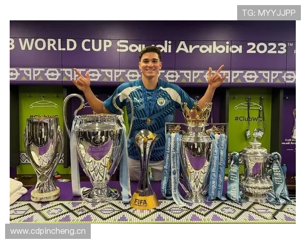 阿尔瓦雷斯：年轻冠军球员的历史起点解析