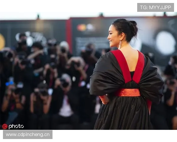 莱万一出场，球场俨然变秀场，这气场，能当红毯大咖吧？