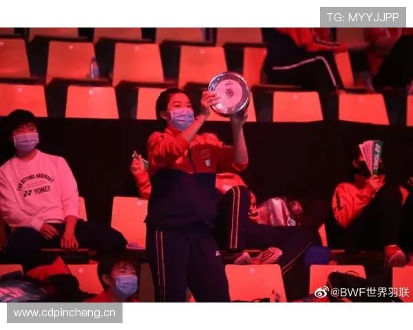 贾一凡球场外的奢侈包包比我家那辆车还贵，这生活真看不懂啊！